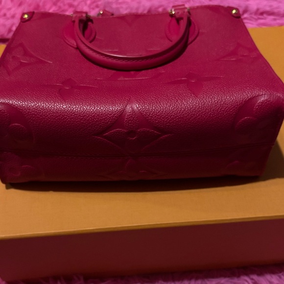 Louis Vuitton OnTheGo Empreinte PM Freesia in Leather with Gold-tone - Picture 9 of 12